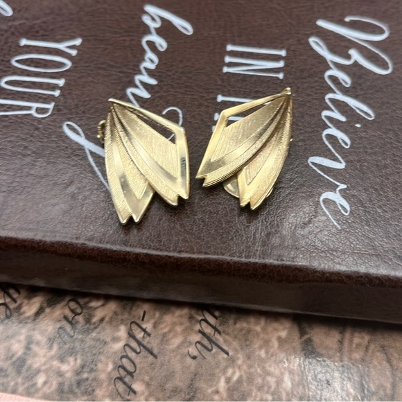 Vintage 70s Gold Tone Butterfly Feather Clip On Earrings - Picture 8 of 8